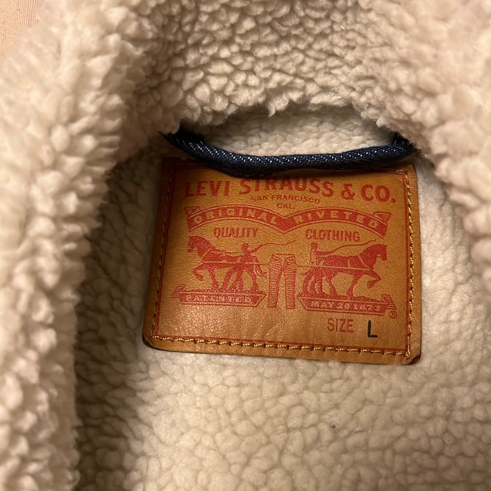 Sherpa lined Levi’s denim jacket